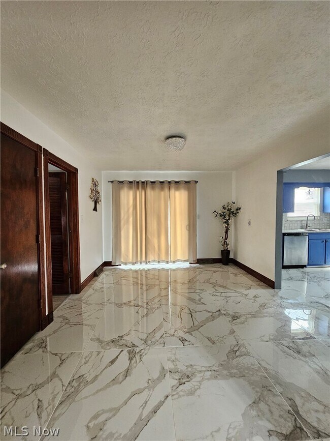 Foto del edificio - 33158 Lakeshore Blvd