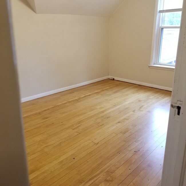 Building Photo - AVAILABLE AUGUST- Beautiful 3 Bed, 1 Bath Home