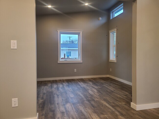 Foto del edificio - 609 W 6th Ave
