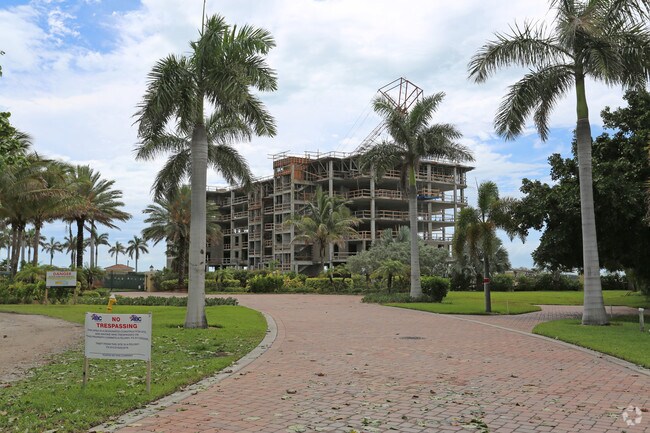 Building Photo - Sunset Pointe at Collany Key
