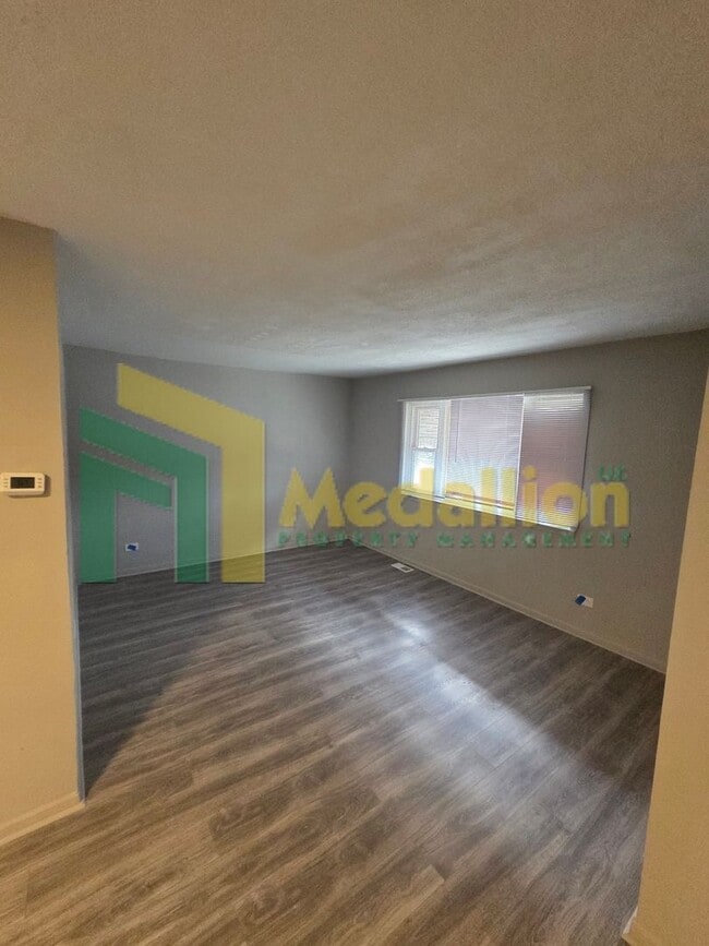 Foto del edificio - Updated 5-Bedroom Home with Finished Basement and Fenced Yard