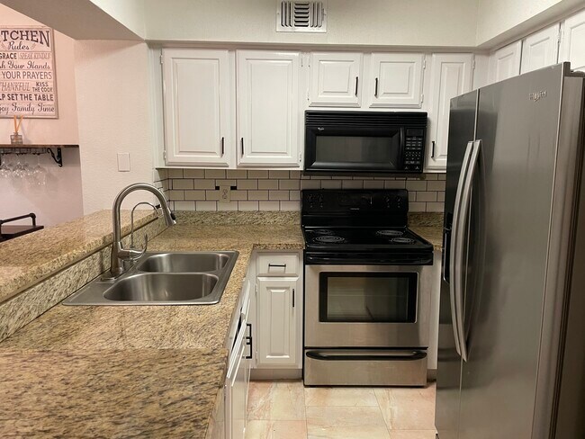 Foto del edificio - 2425 Holly Hall St