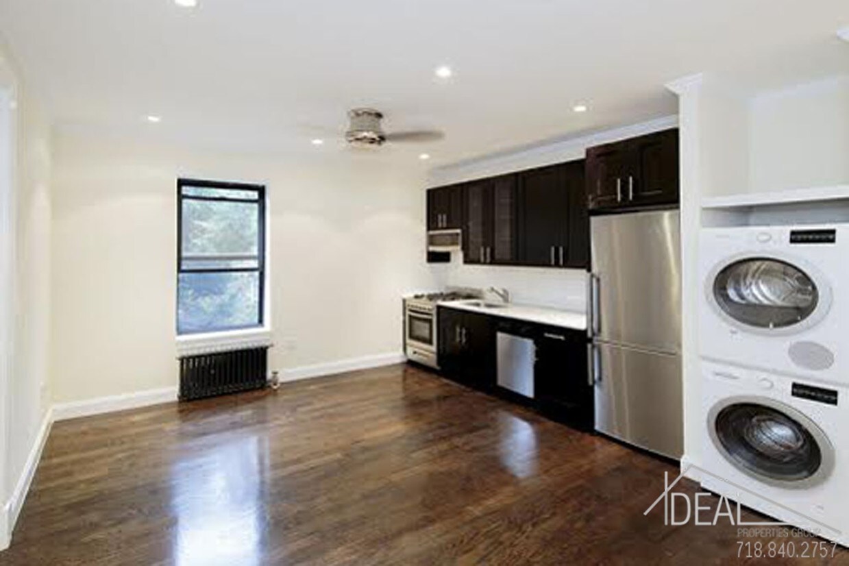 Primary Photo - 1030 Lorimer St