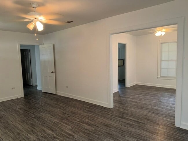 Building Photo - Beautifully Updated