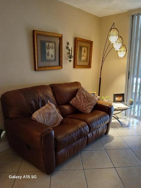 Foto del edificio - 8300 Sunrise Lakes Blvd