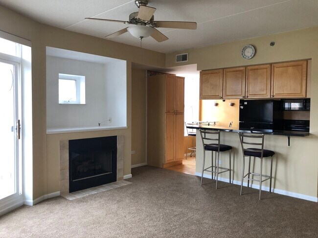 Building Photo - 400 Village Cir