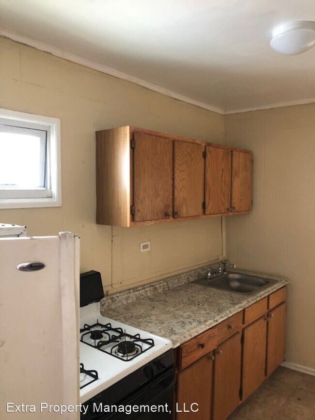 Building Photo - 3 br, 1 bath House - 15 Elm St