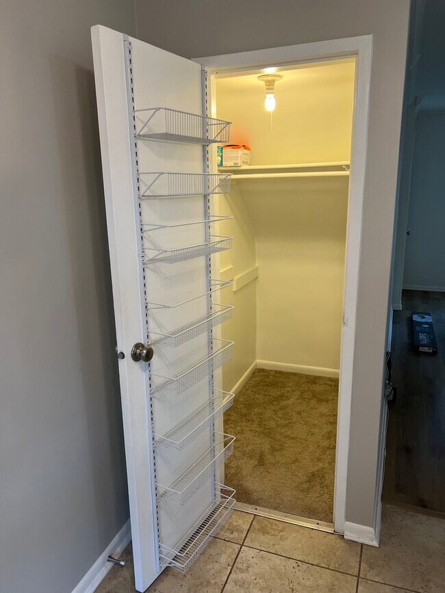 Espacio de almacenamiento adicional, ¡lo suficientemente largo como para guardar una bicicleta! - 2507 S Walter Reed Dr