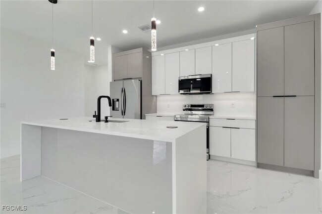 Building Photo - 928 NE 8th Pl