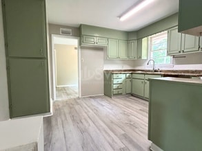 Building Photo - 1104 Garland Dr