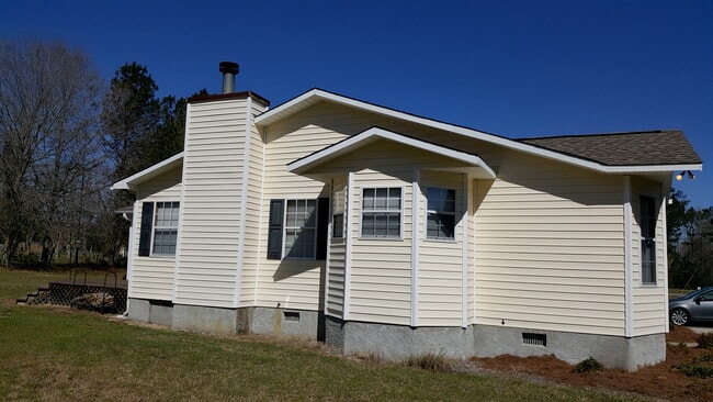 Building Photo - 611 Windcrest Dr