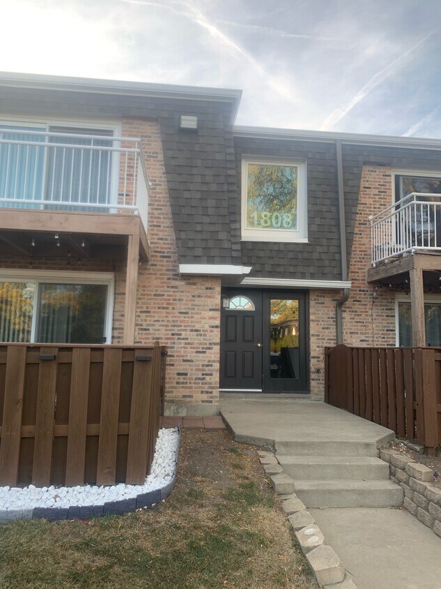 Foto principal - 1808 S Plum Grove Rd