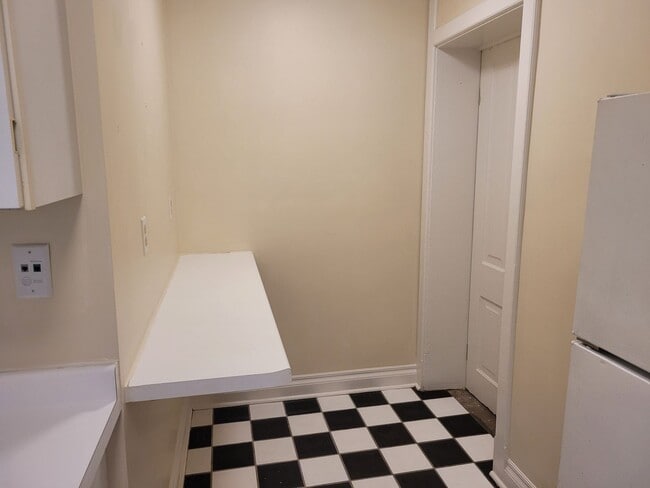 Interior Photo - 1210-12 Van Buren