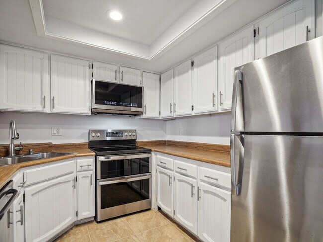 Foto del edificio - Newly Updated 2-Bedroom Condo in convenien...