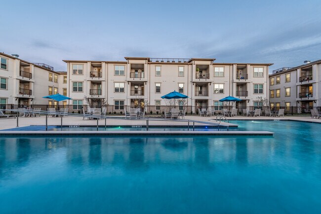 Piscina espectacular - Overture Frisco 55+ Active Adult Apartment Homes
