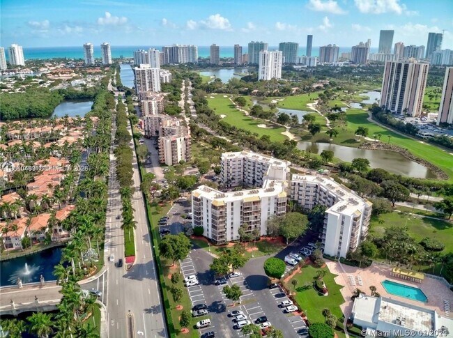 Foto del edificio - 20500 W Country Club Dr