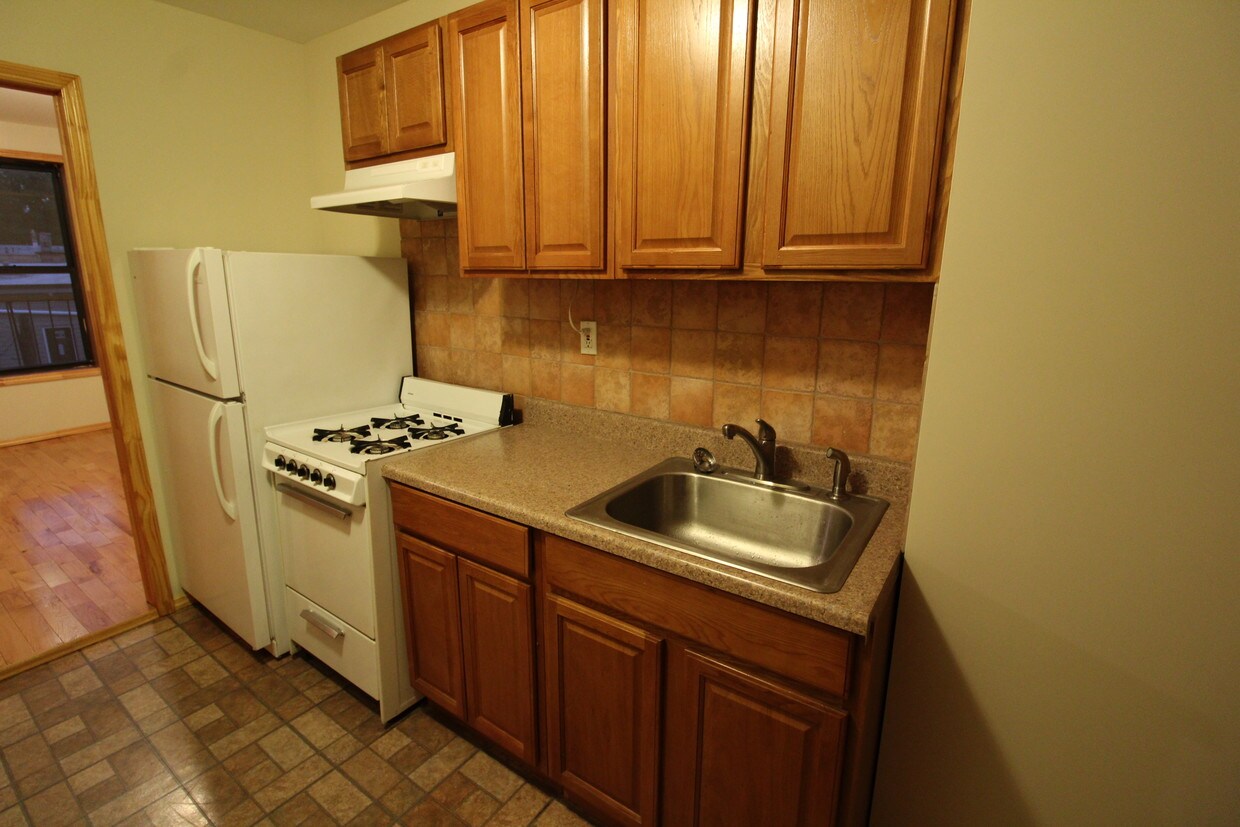 Primary Photo - 42 Diamond St