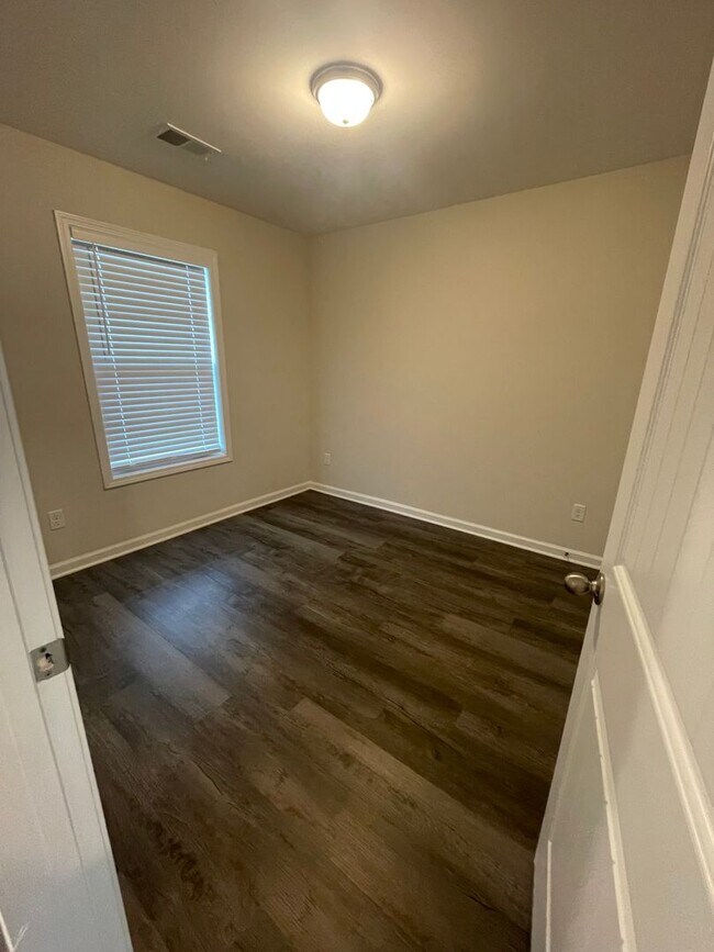Building Photo - 4 bedrooms 3 bath home available In Piedmo...