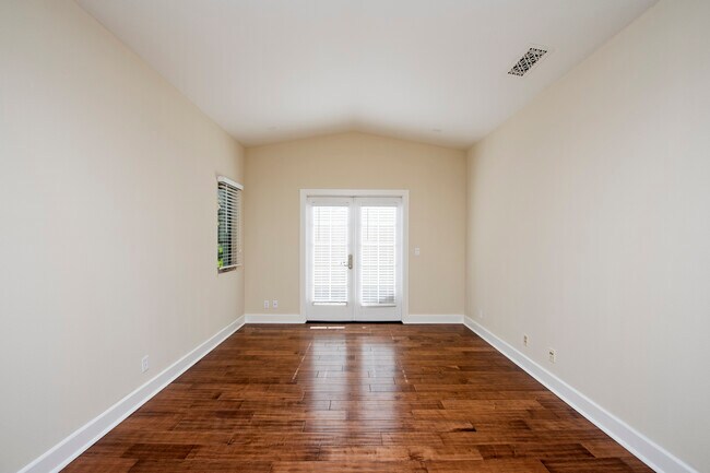 Building Photo - 1270 Dahlia Loop