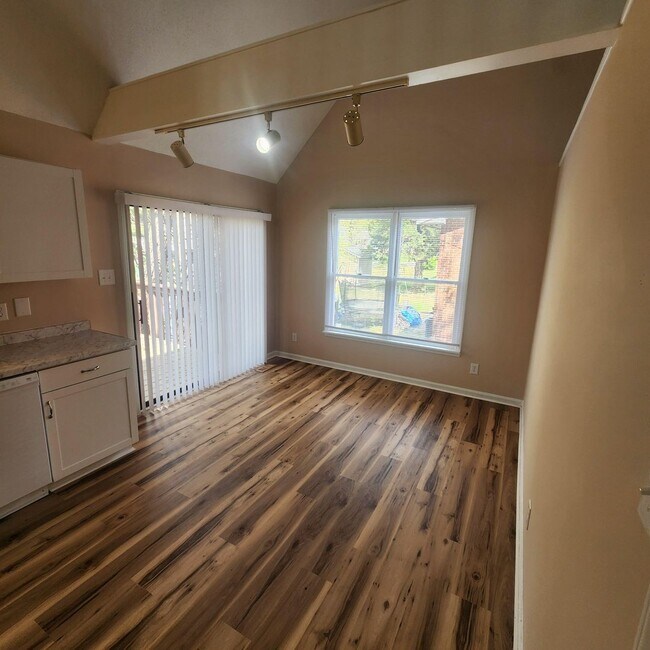 Foto del edificio - Beautifully Updated 2BR Durham Home with Loft & Deck