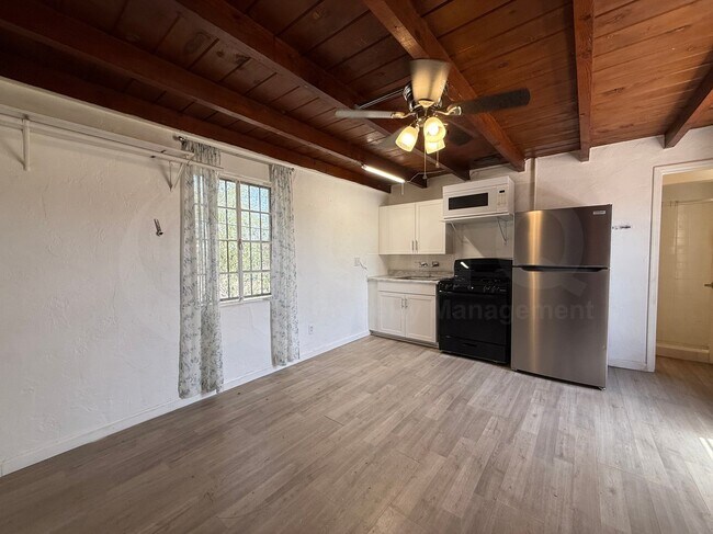 Building Photo - 2519 N Estrella Ave