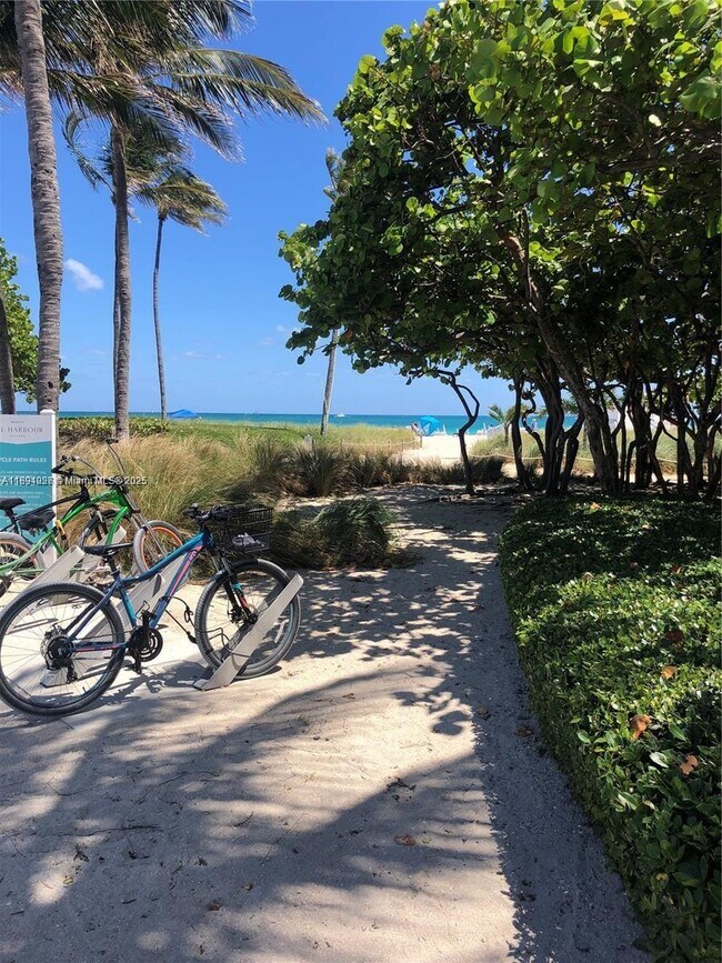 Foto del edificio - 10240 Collins Ave