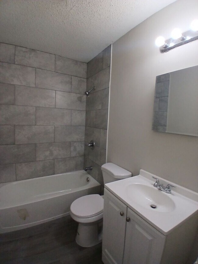Foto del edificio - Renovated 2 bedroom 1 bath Duplex - Open To Section 8 - $99 Move In Special