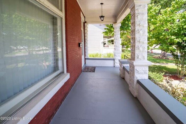 Building Photo - Charming Home with Garage