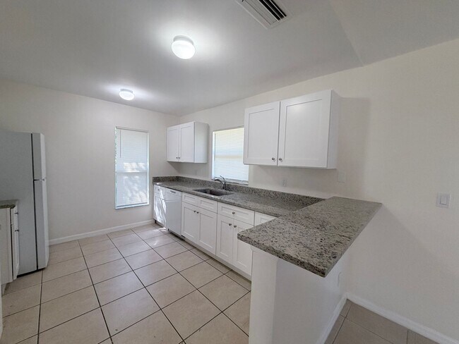 Building Photo - Recently Remodeled