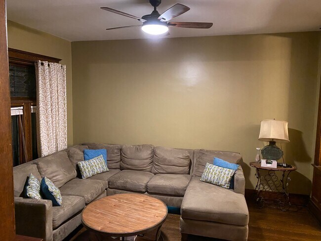 Living room - 549 S Park Ave