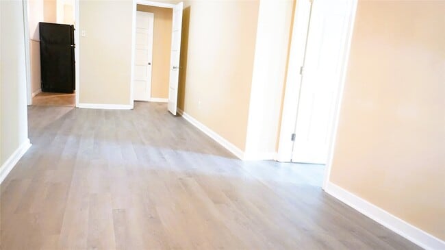 Photo - 2431 Shakespeare St Apartment