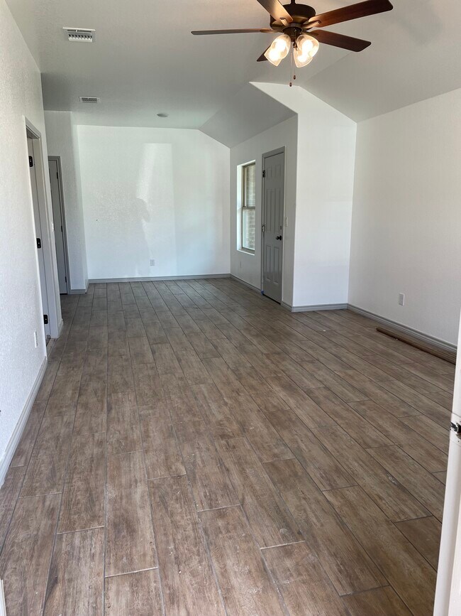 Building Photo - 2424 Duntov Dr