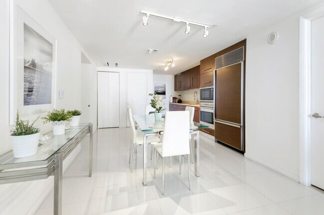 Building Photo - 485 Brickell Ave
