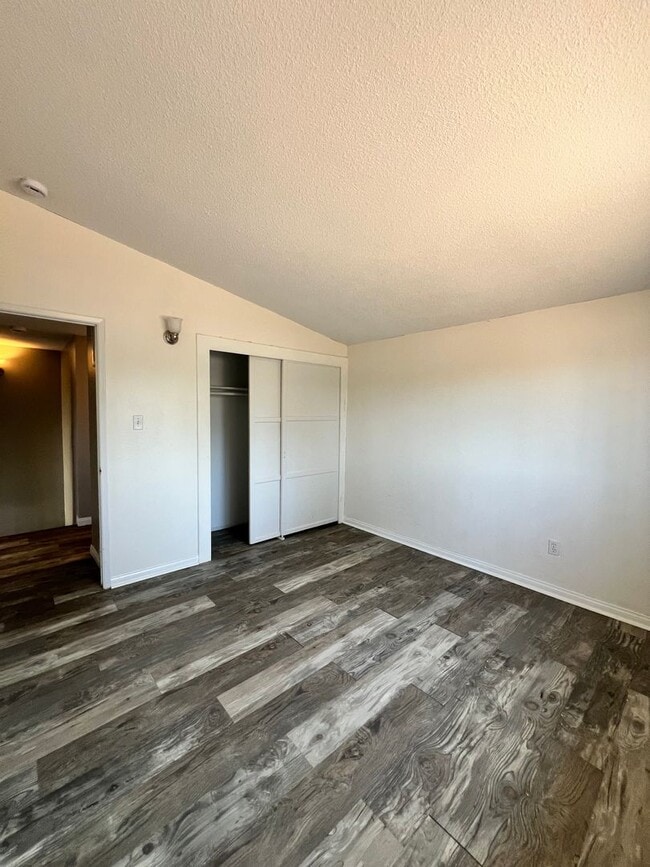 Building Photo - 1552 Elm Ave