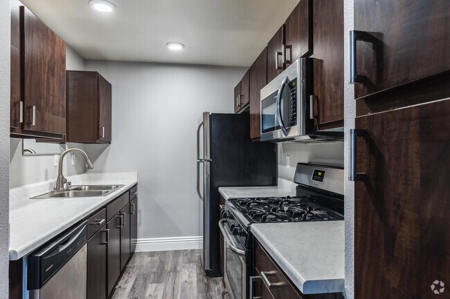 1 BR, 1 BA - 720SF - Napoli Apartments