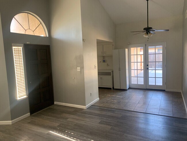 Building Photo - Clean 3 Bedroom / 2 Bathroom House in Sout...