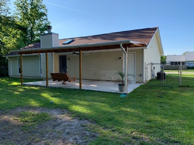 Building Photo - Sanders Ln