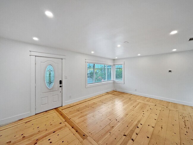 Building Photo - SD: Charming 2BD/2BA Home in La Mesa with Wraparound Porch, Turf Backyard & Attached Garage