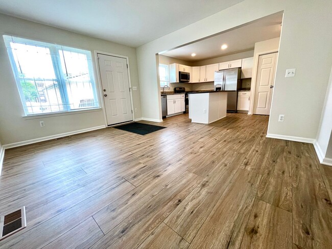 Building Photo - Beautiful, Spacious 3 bed/2 bath House near West Village!