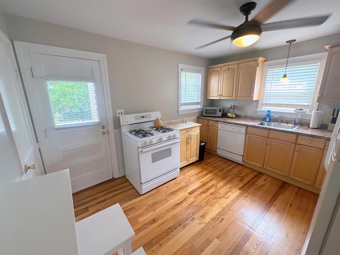 Primary Photo - 139 Winthrop St