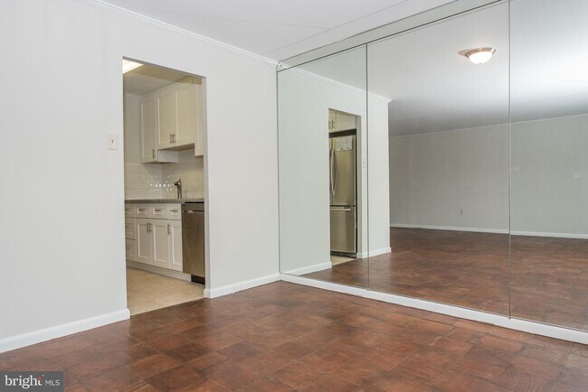 Building Photo - 1637 Oakwood Dr