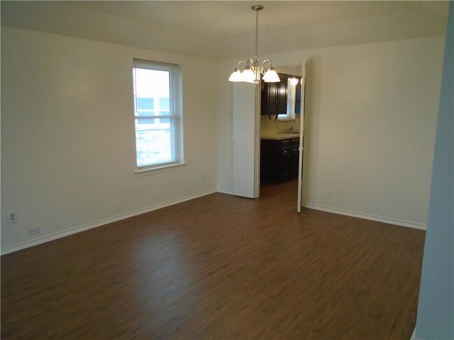 Building Photo - 615 E Cherry St