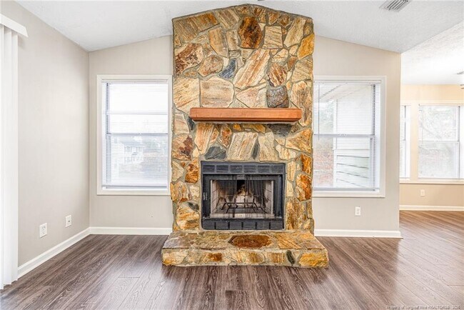 Foto del edificio - 6813 Willowbrook Dr