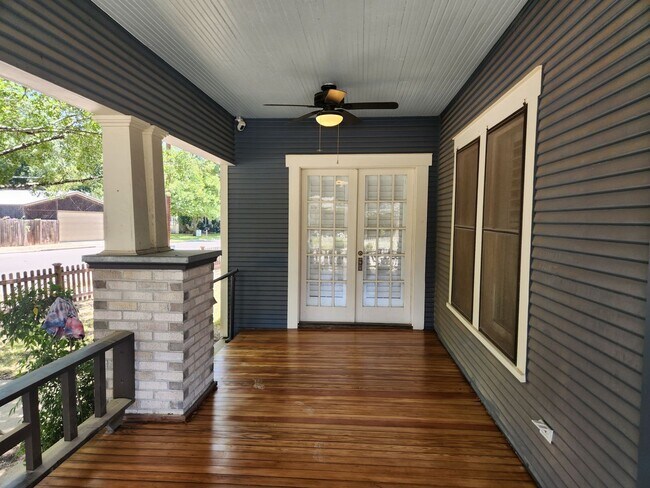Foto del edificio - Beautiful Era Specific  Built Ins /  Wrap Around Front Porch / Downtown New Braunfels / TONS of U...