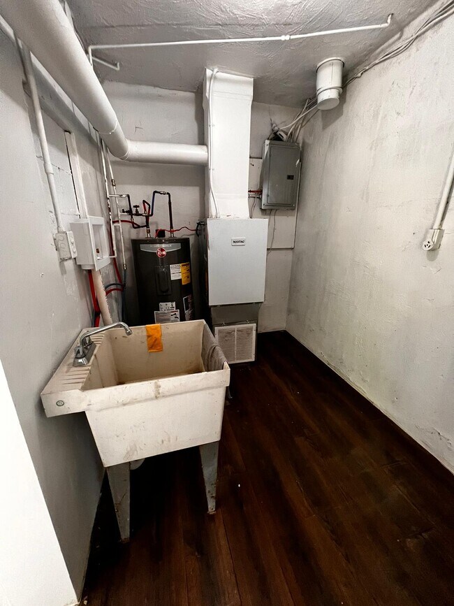 Building Photo - 1243 Simmons Ave