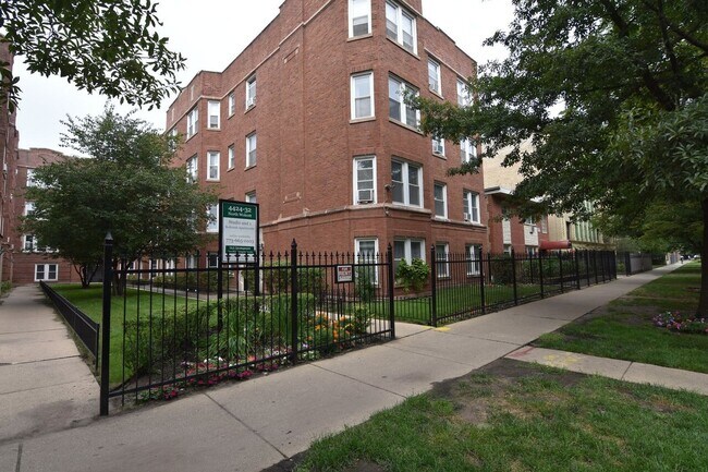 Building Photo - 4424-4432 N Wolcott Ave