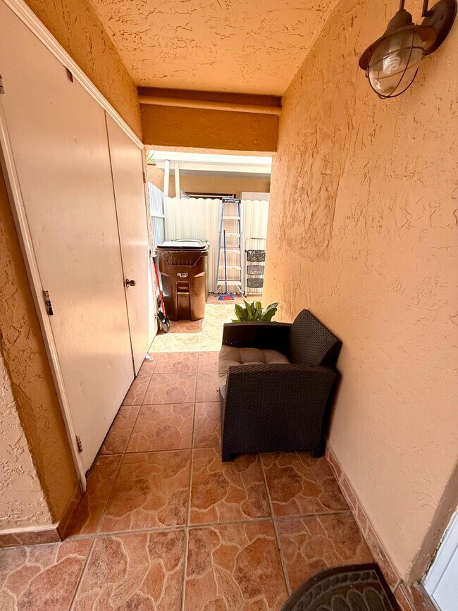 Left Passageway to the back - 828 W 38th Ter