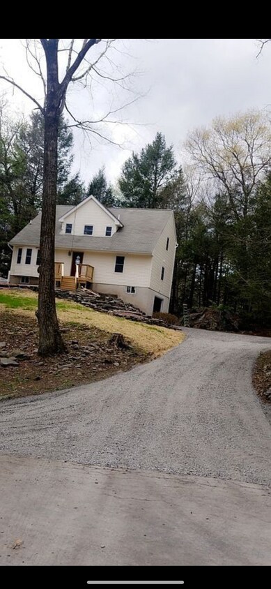 Foto principal - 215 Spring Brook Rd