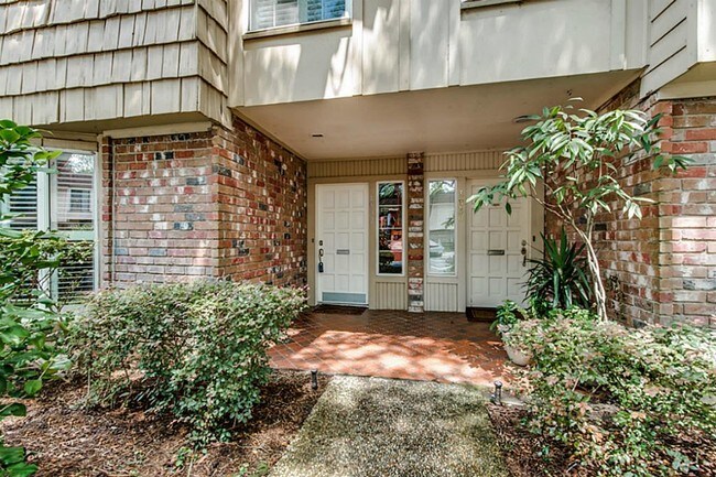 Building Photo - 8932 Chatsworth Dr