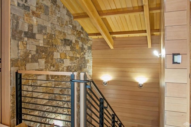 Foto del edificio - 645 Forest Rd